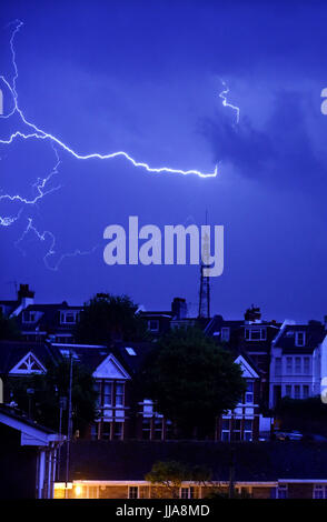 Brighton, UK. 19 juillet, 2017. Au cours de la foudre sur mât de télévision Whitehawk Hill dans l'Est de Brighton et des maisons de la région de Queens Park comme un orage a balayé la ville pendant la nuit . La tempête a causé des dégâts dans certaines régions de la Grande-Bretagne mais il devrait être chaud et sec : Crédit d'aujourd'hui Simon Dack/Alamy Live News Banque D'Images