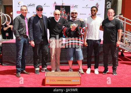 Los Angeles, USA. 18 juillet, 2017. Todd McFarlane, Kevin Feige, Stan Lee, Kevin Smith, Chadwick Boseman, Clark Gregg 07/18/2017 Stan Lee, de part et d'empreinte écologique cérémonie à la TCL Chinese Theatre de Los Angeles, CA Photo : Cronos/Hollywood News/Alamy Live News Banque D'Images