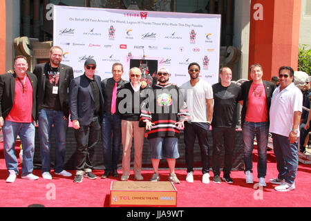 Los Angeles, USA. 18 juillet, 2017. Todd McFarlane, Kevin Feige, Stan Lee, Kevin Smith, Chadwick Boseman, Clark Gregg 07/18/2017 Stan Lee, de part et d'empreinte écologique cérémonie à la TCL Chinese Theatre de Los Angeles, CA Photo : Cronos/Hollywood News/Alamy Live News Banque D'Images