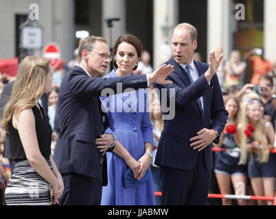 Berlin, Allemagne. 19 juillet, 2017. Le Prince William de la Grande-Bretagne avant (R-L) et son épouse Catherine, duchesse de Cambridge, parlez à Berlin's régissant le maire Michael Mueller, lors d'une visite à la porte de Brandebourg à Berlin, Allemagne, 19 juillet 2017, avec Nina Mueller, fille du maire, vu sur leur gauche. Photo : Kay Nietfeld/dpa/Alamy Live News Banque D'Images