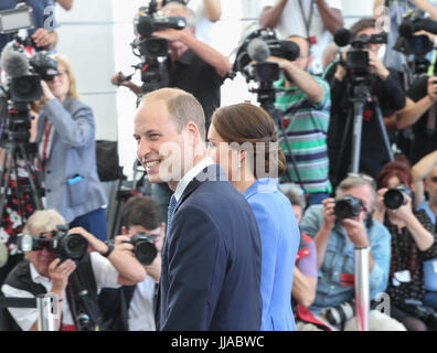 Berlin, Allemagne. 19 juillet, 2017. Le Prince William, duc de Cambridge, son épouse Kate, la duchesse de Cambridge, marcher dans la chancellerie allemande à Berlin, capitale de l'Allemagne, le 19 juillet 2017. Credit : Shan Yuqi/Xinhua/Alamy Live News Banque D'Images