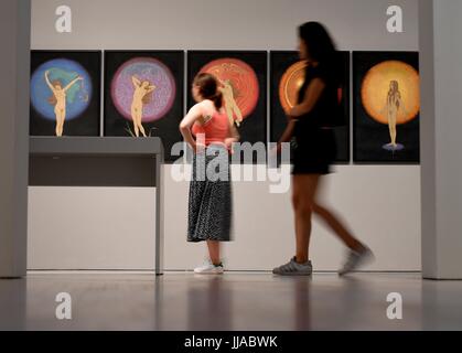 Berlin, Allemagne. 19 juillet, 2017. Deux visiteurs à la partie 5 de la série de peintures "Tempeltanz der Seele" (danse du Temple de l'âme) par Fidus (de son vrai nom Hugo Hoeppener) à la Berlinische Galerie de Berlin, Allemagne, 19 juillet 2017. L'œuvre, qui a été volé par les Nazis, a été rendu à ses propriétaires et par la suite acquis par la Berlinische Galerie. Photo : Monika Skolimowska/dpa/Alamy Live News Banque D'Images