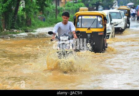 Jodhpur, Inde. 19 juillet, 2017. Un Indien motorist filtre la rue inondée à Nagarjan à Jodhpur, Inde du nord-est de l'état de Nagaland. La pluie de mousson incessante dans l'effet région vie normale causant des inondations et des glissements de la coupe de la route nationale. Credit : Caisii Mao/Alamy Live News Banque D'Images