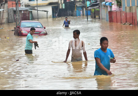 Jodhpur, Inde. 19 juillet, 2017. Les résidents indiens patauger par Dhobinala inondées à résident dans Jodhpur, Inde du nord-est de l'état de Nagaland. La pluie de mousson incessante dans l'effet région vie normale causant des inondations et des glissements de la coupe de la route nationale. Credit : Caisii Mao/Alamy Live News Banque D'Images