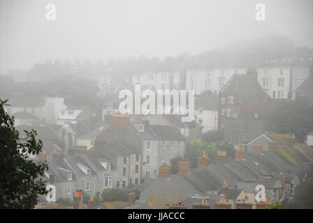Fortuneswell, UK. Jul 19, 2017. Après une nuit de fortes pluies, le village côtier de Fortuneswell est aujourd'enveloppé dans un épais brouillard Crédit : Stuart fretwell/Alamy Live News Banque D'Images