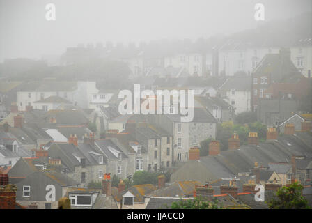 Fortuneswell, UK. Jul 19, 2017. Après une nuit de fortes pluies, le village côtier de Fortuneswell est aujourd'enveloppé dans un épais brouillard Crédit : Stuart fretwell/Alamy Live News Banque D'Images