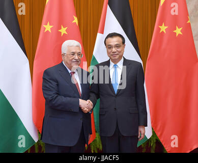 Beijing, Chine. 19 juillet, 2017. Le Premier ministre chinois Li Keqiang rencontre le président palestinien Mahmoud Abbas en visite au Palais du Peuple à Beijing, capitale de Chine, le 19 juillet 2017. Credit : Zhang Duo/Xinhua/Alamy Live News Banque D'Images