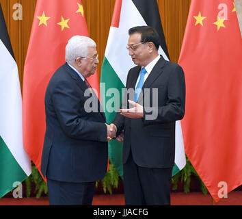 Beijing, Chine. 19 juillet, 2017. Le Premier ministre chinois Li Keqiang rencontre le président palestinien Mahmoud Abbas en visite au Palais du Peuple à Beijing, capitale de Chine, le 19 juillet 2017. Credit : Zhang Duo/Xinhua/Alamy Live News Banque D'Images
