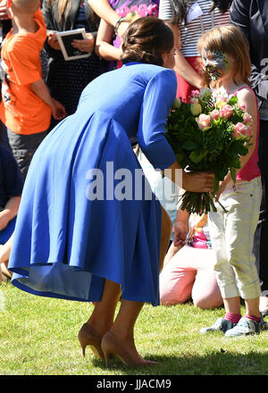 Berlin, Allemagne. 19 juillet, 2017. Catherine (2-L), duchesse de Cambridge, reçoit un bouquet à la maison de l'enfance et à la jeunesse Bolle à Berlin, Allemagne, 19 juillet 2017. Depuis des années, les travailleurs sociaux dans le support central négligé les enfants et les jeunes adultes. Photo : Jens Kalaene Zentralbild-/dpa/dpa/Alamy Live News Banque D'Images