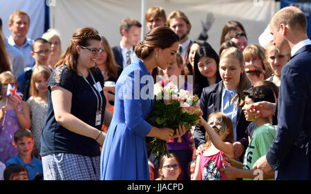 Berlin, Allemagne. 19 juillet, 2017. Catherine (C), la duchesse de Cambridge, reçoit un bouquet à côté de la Grande-Bretagne à Prince William les enfants et les jeunes chambre Bolle à Berlin, Allemagne, 19 juillet 2017. Depuis des années, les travailleurs sociaux dans le support central négligé les enfants et les jeunes adultes. Photo : Jens Kalaene Zentralbild-/dpa/dpa/Alamy Live News Banque D'Images