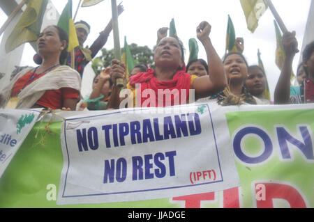 Saha abishai / Le Pictorium - Inde : Grève déclenchée par le parti du Congrès - 19/07/2017 - Inde / / Agartala Tripura - IPFT partisans démontrant mock pendaison en signe de protestation dans barmura côté hill a sonné à Agartala, capitale de la nord-est de l'Etat de Tripura. Par Pix-Saha Abishai Banque D'Images