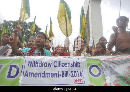 Saha abishai / Le Pictorium - Inde : Grève déclenchée par le parti du Congrès - 19/07/2017 - Inde / / Agartala Tripura - IPFT partisans démontrant mock pendaison en signe de protestation dans barmura côté hill a sonné à Agartala, capitale de la nord-est de l'Etat de Tripura. Par Pix-Saha Abishai Banque D'Images