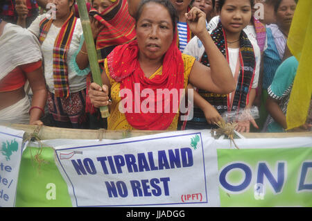 Saha abishai / Le Pictorium - Inde : Grève déclenchée par le parti du Congrès - 19/07/2017 - Inde / / Agartala Tripura - IPFT partisans démontrant mock pendaison en signe de protestation dans barmura côté hill a sonné à Agartala, capitale de la nord-est de l'Etat de Tripura. Par Pix-Saha Abishai Banque D'Images