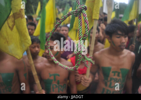 Saha abishai / Le Pictorium - Inde : Grève déclenchée par le parti du Congrès - 19/07/2017 - Inde / / Agartala Tripura - IPFT partisans démontrant mock pendaison en signe de protestation dans barmura côté hill a sonné à Agartala, capitale de la nord-est de l'Etat de Tripura. Par Pix-Saha Abishai Banque D'Images