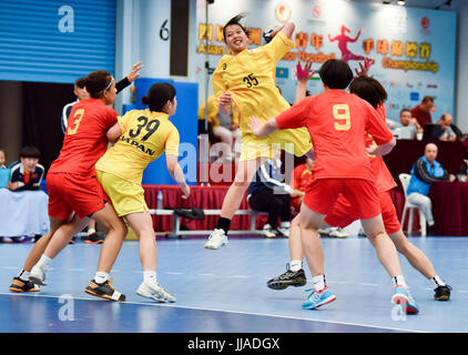 Hong Kong. 19 juillet, 2017. Kaho Nakayama (C) du Japon pousses durant un match entre la Chine et le Japon lors de l'Asian Women's Junior championnat de handball dans le sud de la Chine, Hong Kong, le 19 juillet 2017. Credit : Wang Xi/Xinhua/Alamy Live News Banque D'Images