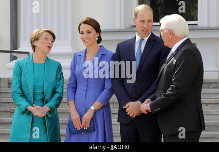 Berlin, Deutschland. 19 juillet, 2017. Bundespräsident, Frank-Walter Steinmeier (r) und seine Frau Elke Büdenbender (l) empfangen am 19.07.2017 à Berlin den britischen Prinzen William und seine Frau Herzogin Kate im Schloss Bellevue. Foto : Kay Nietfeld/dpa/Alamy Live News Banque D'Images