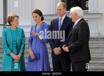 Berlin, Deutschland. 19 juillet, 2017. Bundespräsident, Frank-Walter Steinmeier (r) und seine Frau Elke Büdenbender (l) empfangen am 19.07.2017 à Berlin den britischen Prinzen William und seine Frau Herzogin Kate im Schloss Bellevue. Foto : Kay Nietfeld/dpa/Alamy Live News Banque D'Images