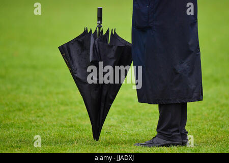 Aix-la-Chapelle, Allemagne. 19 juillet, 2017. Un sous-parcours mis son parapluie dans l'herbe pendant le prix de l'Europe de l'Equestrian tournament CHIO à Aix-la-Chapelle, Allemagne, 19 juillet 2017. Photo : Uwe Anspach/dpa/Alamy Live News Banque D'Images