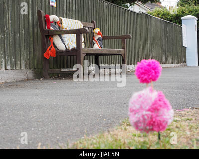 Bombardement de fils, Yarnbombing Grondin, Village, île de Wight. Jul 19, 2017. Photo prise : 16th Mar, 2017. Le Groupe Knit and Natter Grondin Grondin décorer Village pour recueillir des fonds pour l'éléphant Grondin Club, un organisme de bienfaisance local recueillir des fonds pour les personnes ayant des problèmes de mémoire et de la capacité des chiens pour les jeunes. La date coïncide avec l'île de Wight studios ouverts où l'artiste ouvrez leurs ateliers afin de montrer au public leur art à travers l'île du 14 au 24 juillet 2017. Photo prise : 16th Mar, 2017. Banque D'Images