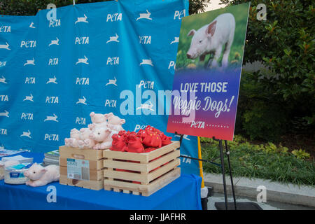 Washington, USA. 19 juillet, 2017. PETA tient son assemblée annuelle des hot-dog veggie le déjeuner sur la colline du Capitole à Washington DC. Credit : Patsy Lynch/Alamy Live News Banque D'Images