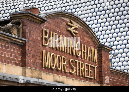 Moor Street, Birmingham, UK. 24 juin 2017. Birmingham Moor Street gare avec Selfridges building en arrière-plan. Banque D'Images