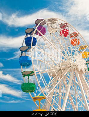 Big White grande roue avec gondoles colorés sur fond de ciel bleu sur journée ensoleillée sur le dessus de la montagne Tibidabo, Barcelone, Espagne Banque D'Images