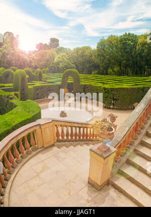 Avis de cyprès vert en labyrinthe Labyrinth Park de Horta de balcon aux beaux jours d'été à Barcelone, Catalogne, Espagne Banque D'Images