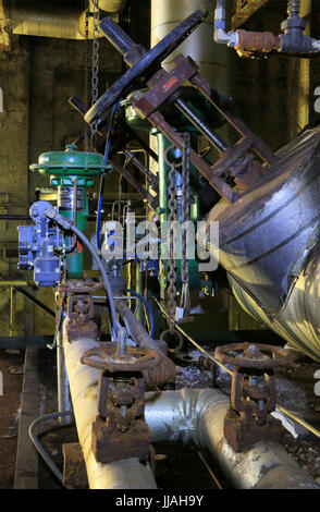 Tuyau de vapeur vannes dans l'ancienne usine de papier Eddy B E complexe dans Ottawa, Canada. Les usines ont été fermées en 2006-2007. Banque D'Images