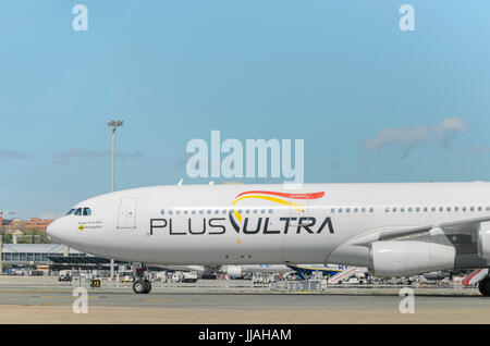 Airbus A340 de Plus Ultra Lineas Aereas compagnie aérienne, est d'arriver à l'aérogare passagers, après qu'il a atterri à Madrid - Barajas aéroport Banque D'Images