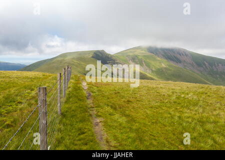 Le sommet de plus petits Foel Gron peut être vu ci-dessous le sommet des nuages Moel Eilio vu de Foel Goch Banque D'Images