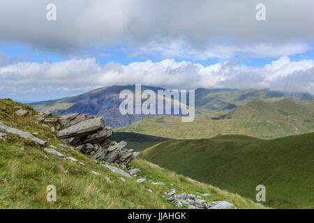 La nuée couvrit Elidir Fawr est au-dessus de Dinorwic carrière d'ardoise. Vu de Foel Snowdonia, Goch Banque D'Images