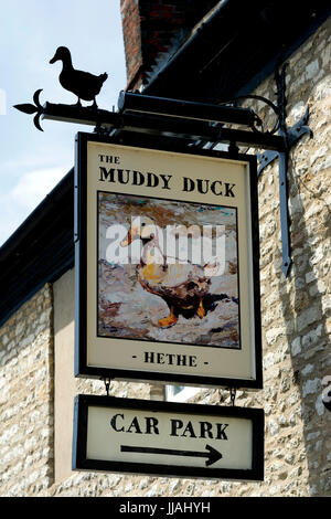 L'enseigne de pub Muddy Duck, Hethe, Oxfordshire, England, UK Banque D'Images