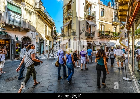 La pittoresque vieille ville de Taormina, avec les touristes window shopping sur l'île italienne de Sicile Banque D'Images