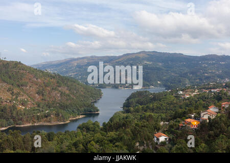 Vue de la rivière Cavado - Nord du Portugal Banque D'Images