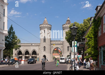 Nauener Tor, construit en 1755, est l'une des trois portes de la ville préservée à Potsdam, en Allemagne. Voies de Tram continuer par la porte. Banque D'Images