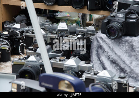 Appareils anciens sur un appareil photo vintage market stall. Banque D'Images