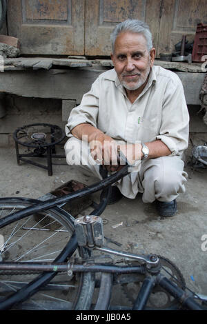 Jammu-et-Cachemire, en Inde. Portrait de l'homme au centre-ville de Srinagar. Banque D'Images