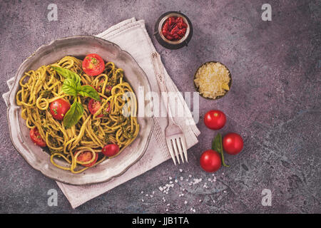 Spaghetti au pesto pâtes aux tomates cerise Banque D'Images