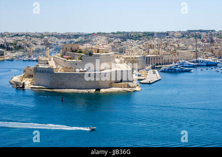 Fort Saint Angelo, un grand fort bastionné à Birgu, Malte, situé au centre du Grand Port, vue de la Barracca Gardens, avec marin Banque D'Images