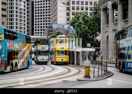 Colorés, double-decker iconique des tramways de hong kong à l'arrêt de la rue Bank Banque D'Images