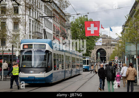 Un train s'arrête sur la Bahnhofstrasse, l'une des avenues commerçantes les plus chères et les plus exclusives du monde. Banque D'Images