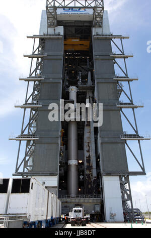 L'étage supérieur Centaur Alliance Lancement est jumelé à une fusée Atlas V à la base aérienne de Cap Canaveral d'intégration d'un véhicule pour se rendre au complexe de lancement le 13 juillet, 2017 à Cape Canaveral, en Floride. La fusée de lancement est prévu pour le Tracking and Data Relay Satellite TDRS-M, début août. Banque D'Images