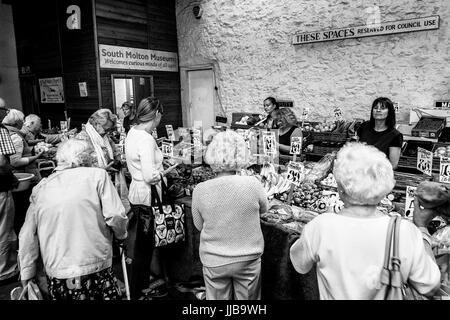 Stand de fruits et légumes,pays,Marché de pannier,South Molton Devon, Angleterre, Royaume-Uni Banque D'Images