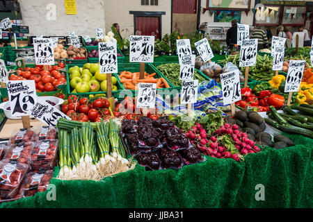 Stand de fruits et légumes,pays,Marché de pannier,South Molton Devon, Angleterre, Royaume-Uni Banque D'Images