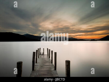 Coucher de soleil sur le Ashness landing stage porte sur Derwentwater, Cumbria. Site du patrimoine mondial de l'Unesco. Banque D'Images