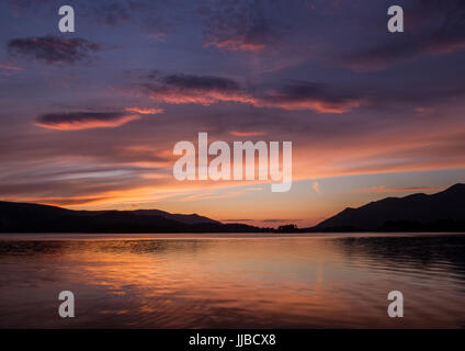 La temporisation sur Derwent Water et l'Ashness gate Landing Stage avant tonights orages attendus Banque D'Images