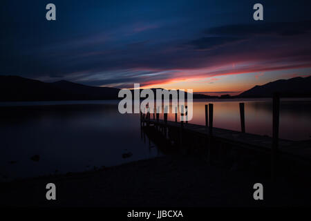 Coucher de soleil sur le Ashness landing stage porte sur Derwentwater, Cumbria. Site du patrimoine mondial de l'Unesco. Banque D'Images