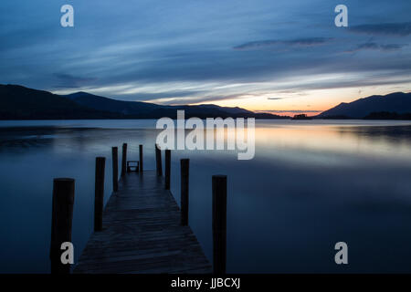 Coucher de soleil sur le Ashness landing stage porte sur Derwentwater, Cumbria. Site du patrimoine mondial de l'Unesco. Banque D'Images