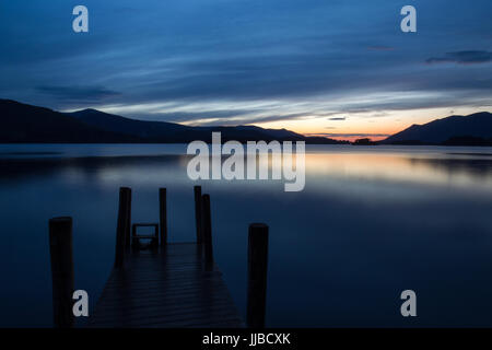 Coucher de soleil sur le Ashness landing stage porte sur Derwentwater, Cumbria. Site du patrimoine mondial de l'Unesco. Banque D'Images