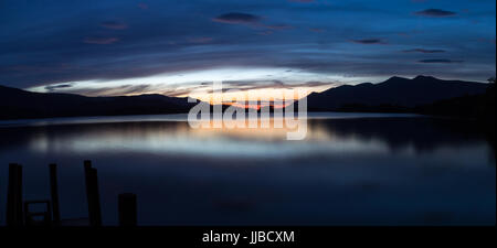 Coucher de soleil sur le Ashness landing stage porte sur Derwentwater, Cumbria. Site du patrimoine mondial de l'Unesco. Banque D'Images